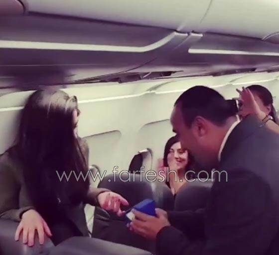 بالفيديو اعلامي لبناني يفاجىء حبيبته ويطلب يدها في الطائرة عبر مكبرات الصوت  صورة رقم 3