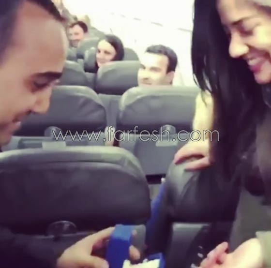 بالفيديو اعلامي لبناني يفاجىء حبيبته ويطلب يدها في الطائرة عبر مكبرات الصوت  صورة رقم 5