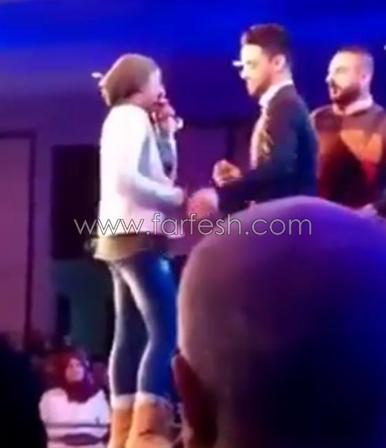 بالفيديو.. معجبة محجبة تتسلل الى المسرح وتحضن احمد جمال وتقبلّه صورة رقم 2