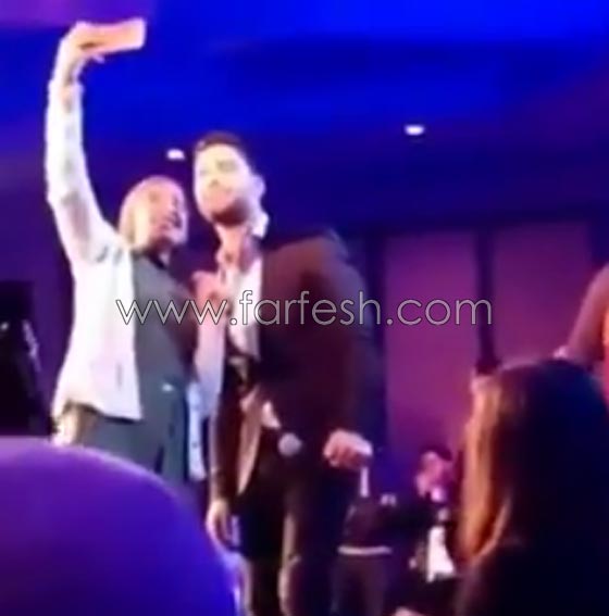بالفيديو.. معجبة محجبة تتسلل الى المسرح وتحضن احمد جمال وتقبلّه صورة رقم 3