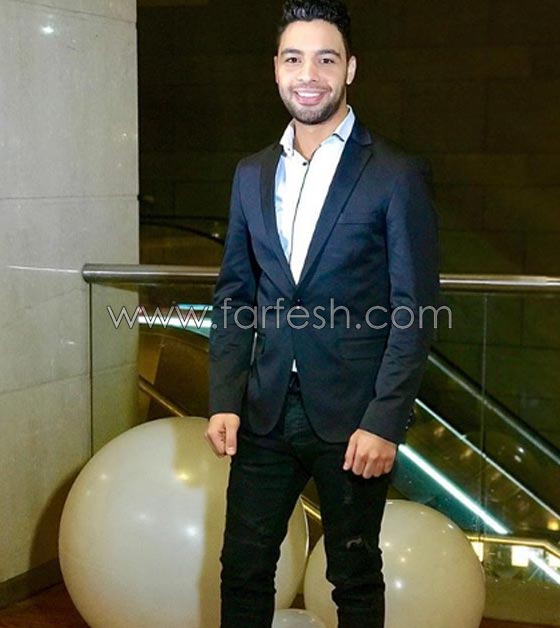 بالفيديو.. معجبة محجبة تتسلل الى المسرح وتحضن احمد جمال وتقبلّه صورة رقم 4