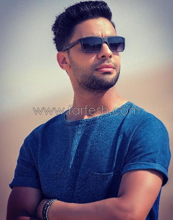 بالفيديو.. معجبة محجبة تتسلل الى المسرح وتحضن احمد جمال وتقبلّه صورة رقم 6
