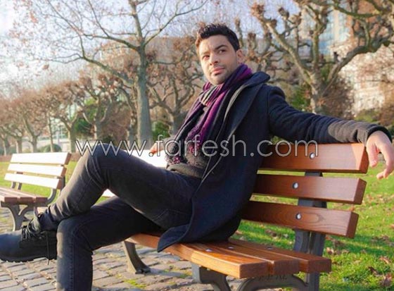 بالفيديو.. معجبة محجبة تتسلل الى المسرح وتحضن احمد جمال وتقبلّه صورة رقم 7