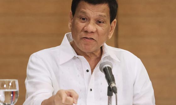 الرئيس الفلبيني يأمر الجنود بإطلاق النار بين أفخاذ المتمردات صورة رقم 1