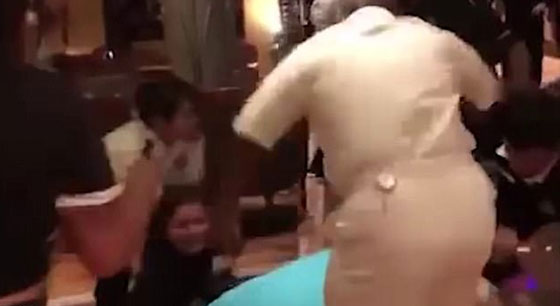 خناقة دموية في استراليا بين 30 رجلًا وامرأة بسبب (شبشب)! صورة رقم 2 خناقة دموية في استراليا بين 30 رجلًا وامرأة بسبب (شبشب)! صورة رقم 2