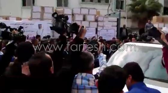 بالأحذية.. طرد مندوب الدوحة في غزة ونزع علم قطر صورة رقم 2 بالأحذية.. طرد مندوب الدوحة في غزة ونزع علم قطر صورة رقم 2