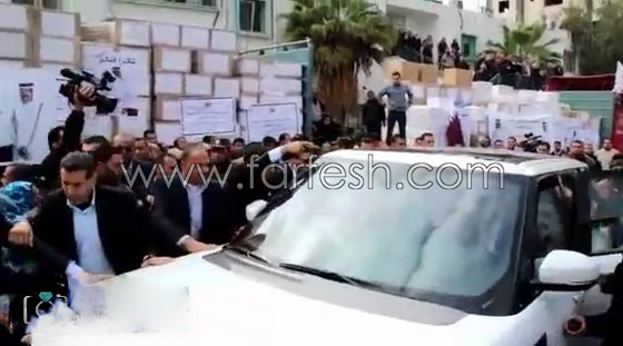 بالأحذية.. طرد مندوب الدوحة في غزة ونزع علم قطر صورة رقم 3 بالأحذية.. طرد مندوب الدوحة في غزة ونزع علم قطر صورة رقم 3