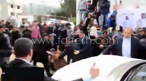 بالأحذية.. طرد مندوب الدوحة في غزة ونزع علم قطر صورة رقم 5 بالأحذية.. طرد مندوب الدوحة في غزة ونزع علم قطر صورة رقم 5