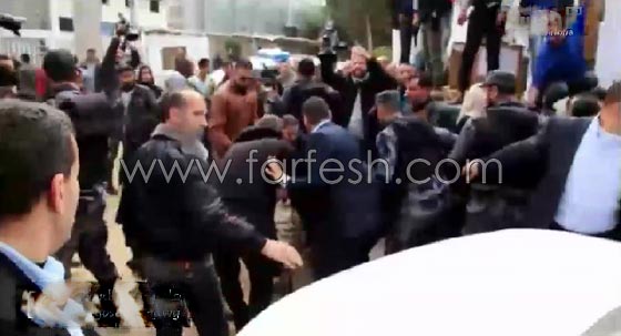 بالأحذية.. طرد مندوب الدوحة في غزة ونزع علم قطر صورة رقم 7 بالأحذية.. طرد مندوب الدوحة في غزة ونزع علم قطر صورة رقم 7