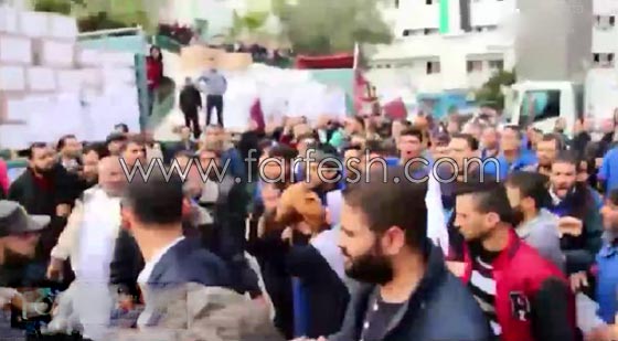 بالأحذية.. طرد مندوب الدوحة في غزة ونزع علم قطر صورة رقم 8 بالأحذية.. طرد مندوب الدوحة في غزة ونزع علم قطر صورة رقم 8