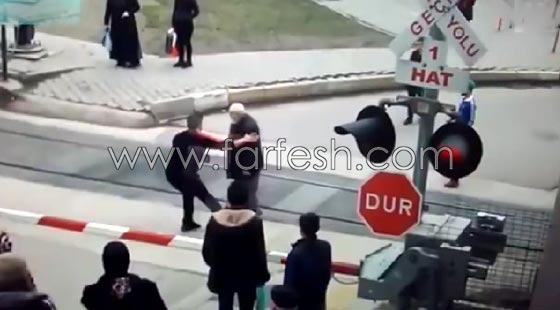 شاهدوا.. شاب ينقذ مسن أثناء عبوره أحد مسارات القطارات! صورة رقم 2 شاهدوا.. شاب ينقذ مسن أثناء عبوره أحد مسارات القطارات! صورة رقم 2