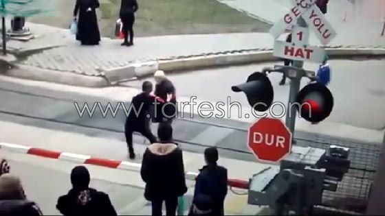 شاهدوا.. شاب ينقذ مسن أثناء عبوره أحد مسارات القطارات! صورة رقم 3 شاهدوا.. شاب ينقذ مسن أثناء عبوره أحد مسارات القطارات! صورة رقم 3