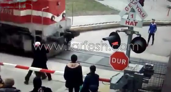 شاهدوا.. شاب ينقذ مسن أثناء عبوره أحد مسارات القطارات! صورة رقم 4 شاهدوا.. شاب ينقذ مسن أثناء عبوره أحد مسارات القطارات! صورة رقم 4