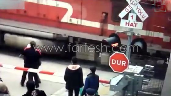 شاهدوا.. شاب ينقذ مسن أثناء عبوره أحد مسارات القطارات! صورة رقم 5 شاهدوا.. شاب ينقذ مسن أثناء عبوره أحد مسارات القطارات! صورة رقم 5
