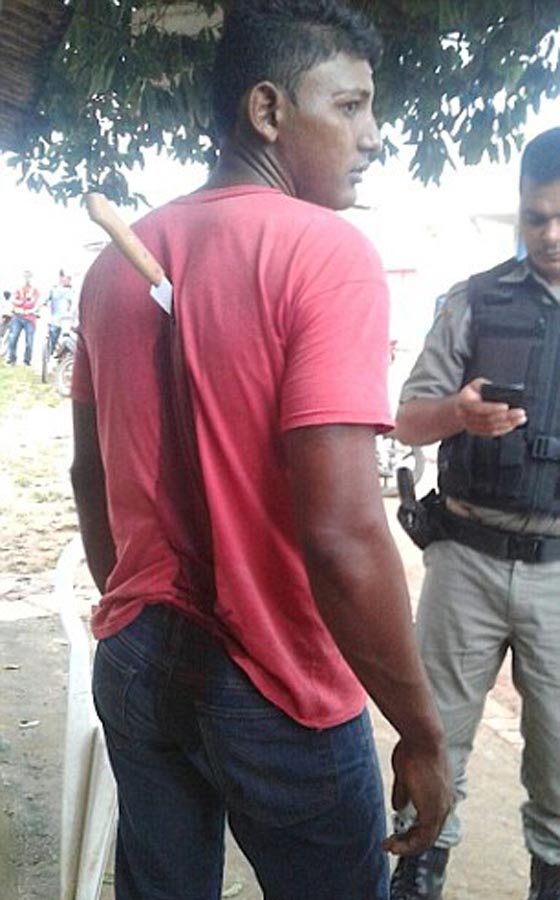 بالفيديو.. مشهد صادم لشاب مطعون بسكين ينتظر الإسعاف! صورة رقم 1 بالفيديو.. مشهد صادم لشاب مطعون بسكين ينتظر الإسعاف! صورة رقم 1