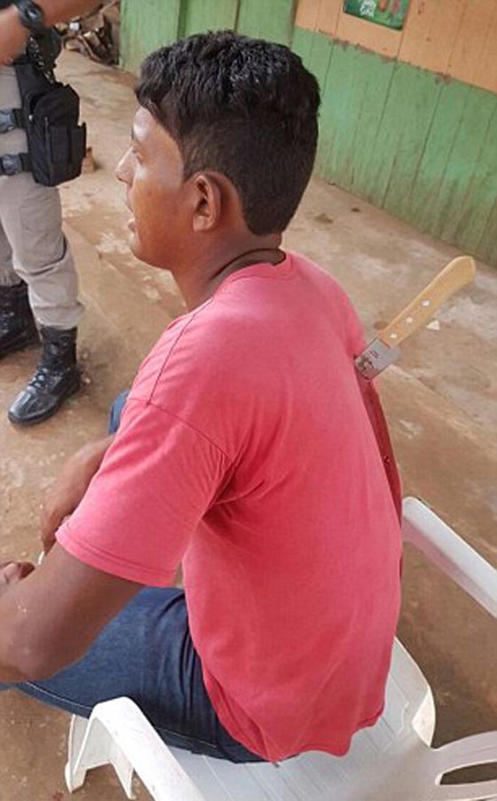 بالفيديو.. مشهد صادم لشاب مطعون بسكين ينتظر الإسعاف! صورة رقم 2 بالفيديو.. مشهد صادم لشاب مطعون بسكين ينتظر الإسعاف! صورة رقم 2