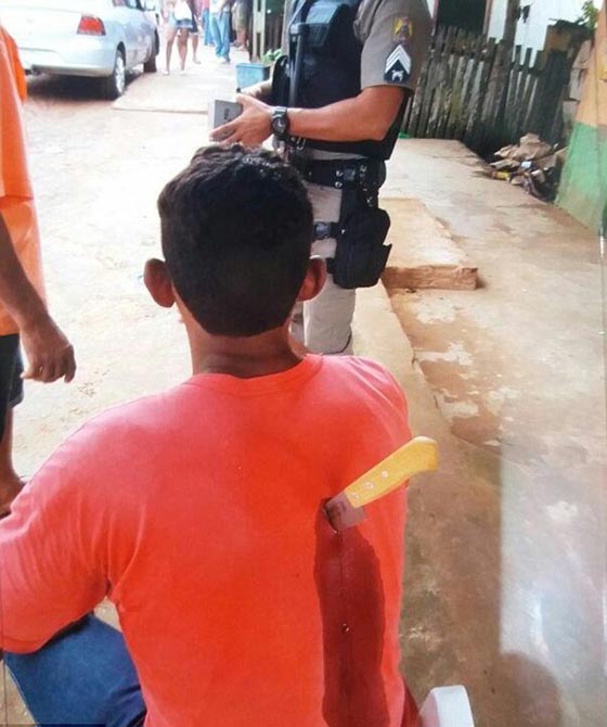 بالفيديو.. مشهد صادم لشاب مطعون بسكين ينتظر الإسعاف! صورة رقم 3 بالفيديو.. مشهد صادم لشاب مطعون بسكين ينتظر الإسعاف! صورة رقم 3