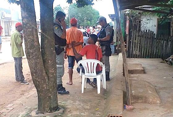 بالفيديو.. مشهد صادم لشاب مطعون بسكين ينتظر الإسعاف! صورة رقم 4 بالفيديو.. مشهد صادم لشاب مطعون بسكين ينتظر الإسعاف! صورة رقم 4