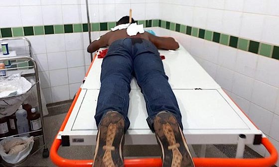 بالفيديو.. مشهد صادم لشاب مطعون بسكين ينتظر الإسعاف! صورة رقم 5 بالفيديو.. مشهد صادم لشاب مطعون بسكين ينتظر الإسعاف! صورة رقم 5