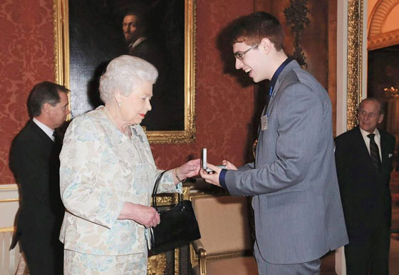 الملكة إليزابيث تستعمل الحقيبة نفسها منذ 60 عامًا..والسبب؟ صورة رقم 5 الملكة إليزابيث تستعمل الحقيبة نفسها منذ 60 عامًا..والسبب؟ صورة رقم 5