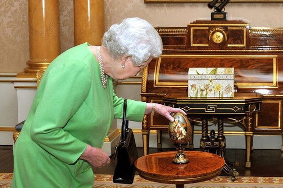 الملكة إليزابيث تستعمل الحقيبة نفسها منذ 60 عامًا..والسبب؟ صورة رقم 9 الملكة إليزابيث تستعمل الحقيبة نفسها منذ 60 عامًا..والسبب؟ صورة رقم 9