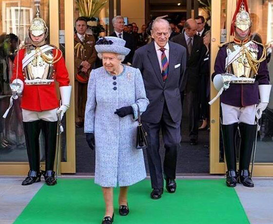 الملكة إليزابيث تستعمل الحقيبة نفسها منذ 60 عامًا..والسبب؟ صورة رقم 12 الملكة إليزابيث تستعمل الحقيبة نفسها منذ 60 عامًا..والسبب؟ صورة رقم 12