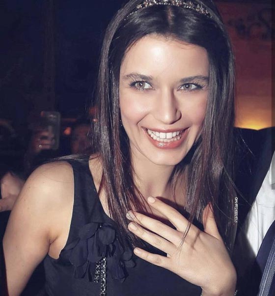 في ذكرى ميلادها.. النجمة التركية بيرين سات بين الأمس واليوم صورة رقم 1
