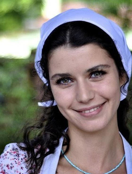 في ذكرى ميلادها.. النجمة التركية بيرين سات بين الأمس واليوم صورة رقم 9