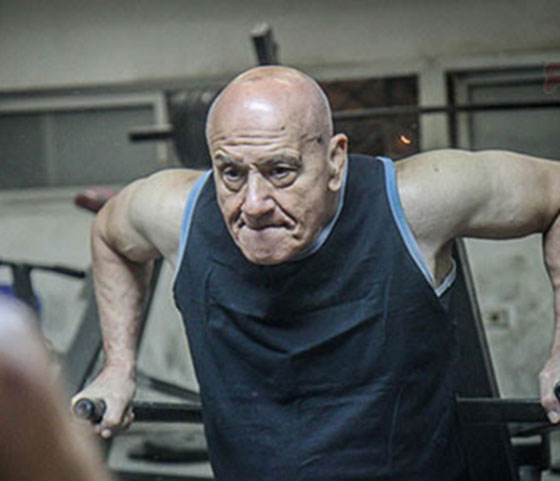  بالفيديو والصور: عجوز مصري، 80 عامًا، يتحدى الشباب برفع الاثقال والمصارعة! صورة رقم 5