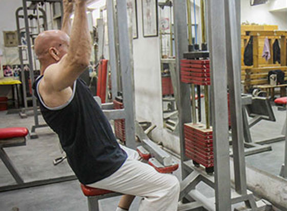  بالفيديو والصور: عجوز مصري، 80 عامًا، يتحدى الشباب برفع الاثقال والمصارعة! صورة رقم 9