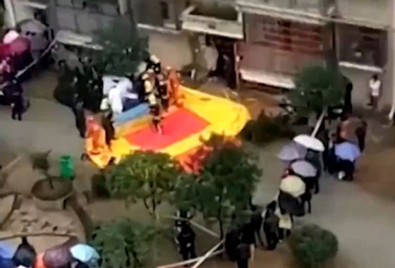 فيديو مرعب: طفلة ترمي نفسها من الطابق الـ14 بسبب الواجبات المدرسية صورة رقم 3