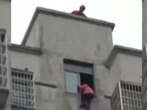 فيديو مرعب: طفلة ترمي نفسها من الطابق الـ14 بسبب الواجبات المدرسية صورة رقم 1