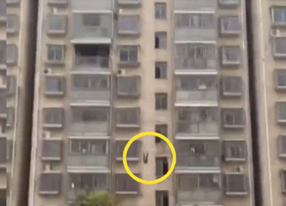 فيديو مرعب: طفلة ترمي نفسها من الطابق الـ14 بسبب الواجبات المدرسية صورة رقم 2