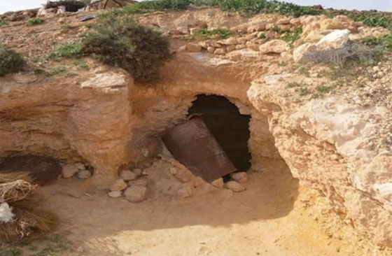 قصة صادمة: تونسي عاش 15 عاماً في كهف ويعيش على أكل الديدان حتى أصبح وزنه 10 كيلو صورة رقم 2