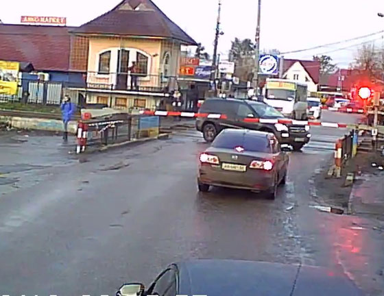 فيديو يحبس الانفاس.. شاهدوا كيف نجت هذه السيارة من القطار! صورة رقم 2