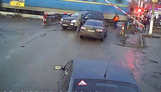 فيديو يحبس الانفاس.. شاهدوا كيف نجت هذه السيارة من القطار! صورة رقم 3