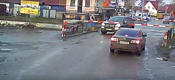 فيديو يحبس الانفاس.. شاهدوا كيف نجت هذه السيارة من القطار! صورة رقم 1