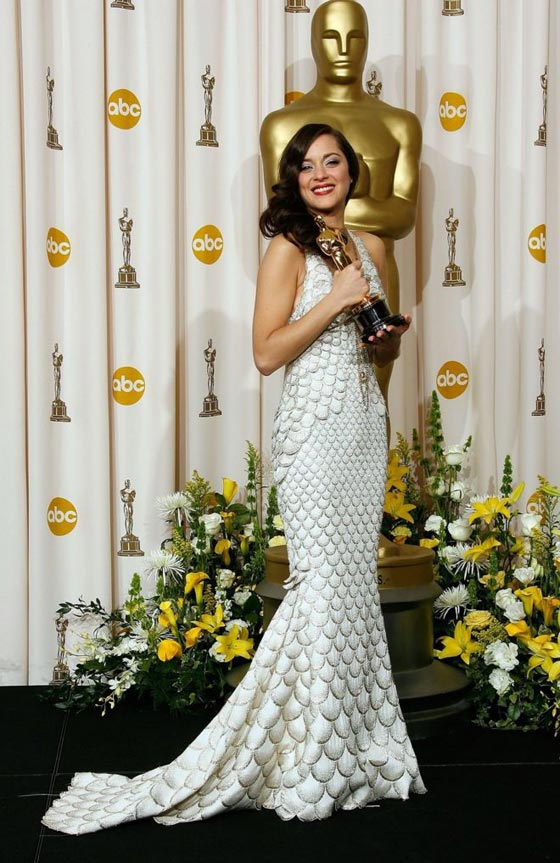 صور أزياء نجوم الأوسكار المبهرة والمتميزة خلال 30 عاما صورة رقم 1