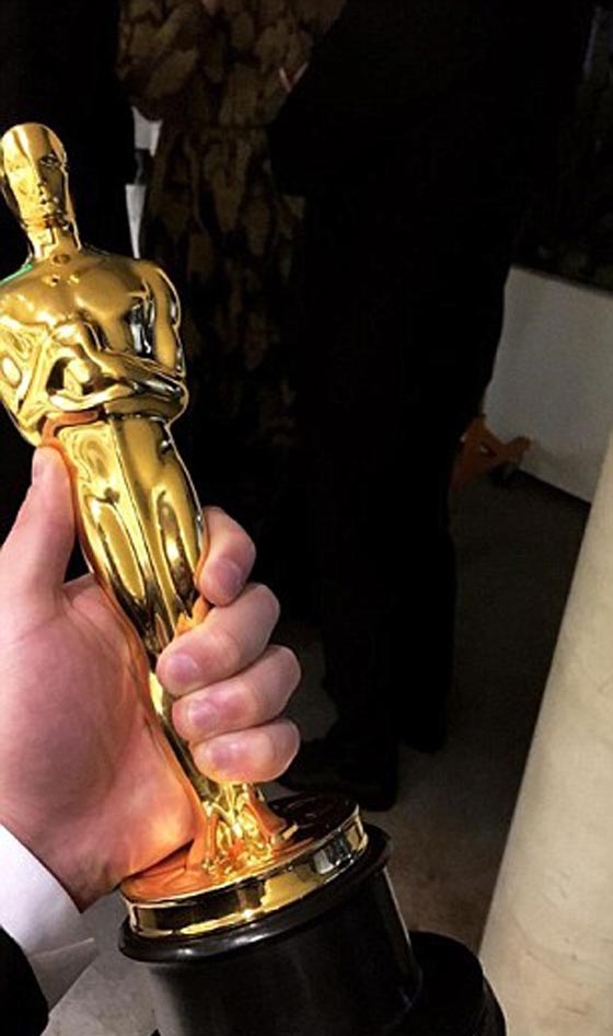 مهووس بالمشاهير يسرق جائزة الاوسكار من أفضل ممثلة وينشر فيديو جريمته! صورة رقم 12