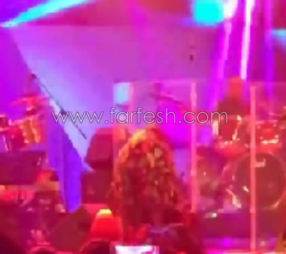 فيديو سقوط الفنانة المصرية شيرين على المسرح في دبي صورة رقم 1