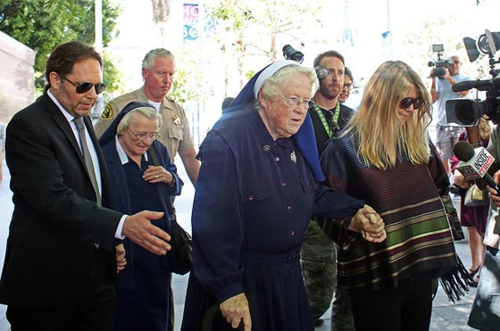 وفاة راهبة تورطت مع كيتي بيري خلال جلسة المحكمة صورة رقم 6 وفاة راهبة تورطت مع كيتي بيري خلال جلسة المحكمة صورة رقم 6