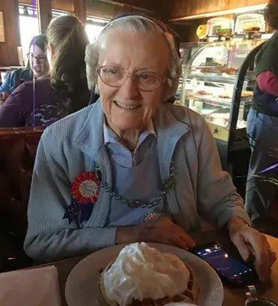 وفاة راهبة تورطت مع كيتي بيري خلال جلسة المحكمة صورة رقم 3 وفاة راهبة تورطت مع كيتي بيري خلال جلسة المحكمة صورة رقم 3