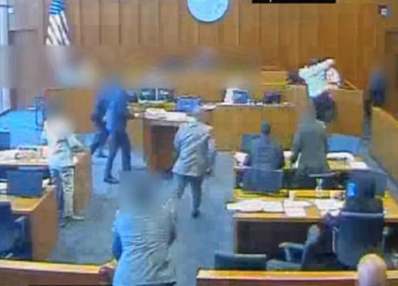فيديو صادم: متهم حاول قتل الشاهد في قاعة المحكمة صورة رقم 1 فيديو صادم: متهم حاول قتل الشاهد في قاعة المحكمة صورة رقم 1