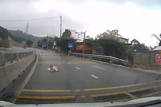 فيديو صادم: رضيع يقطع شارع سريع زحفاً بمفرده صورة رقم 1 فيديو صادم: رضيع يقطع شارع سريع زحفاً بمفرده صورة رقم 1