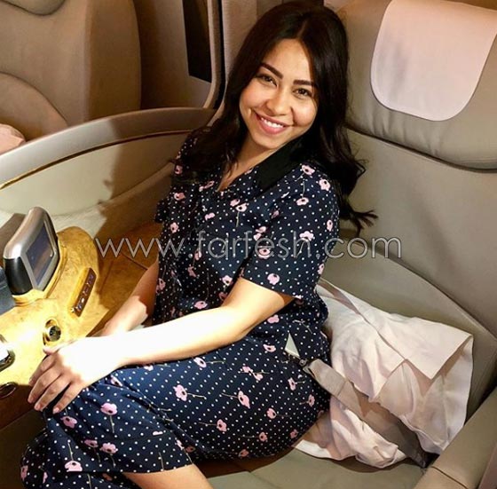مفاجآت شيرين العفوية لا تتوقف: وهذه المرة صورتها بالبيجامة في الطائرة! صورة رقم 1