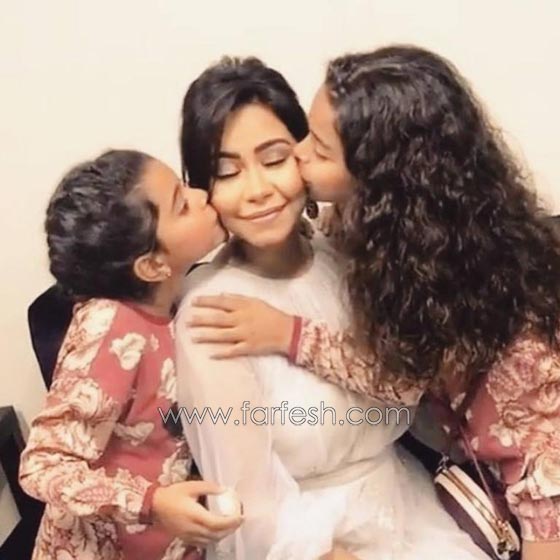 فيديو شيرين عبد الوهاب تغني (مشاعر) وابنتها ترافقها عزفا على البيانو صورة رقم 4