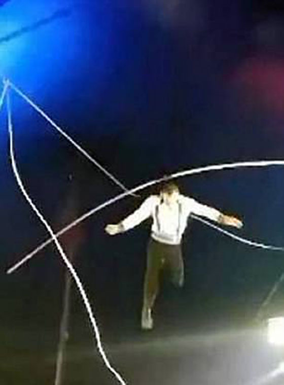  فيديو يحبس الانفاس: مقدم سيرك روسي يسقط من ارتفاع 30 قدما! صورة رقم 2