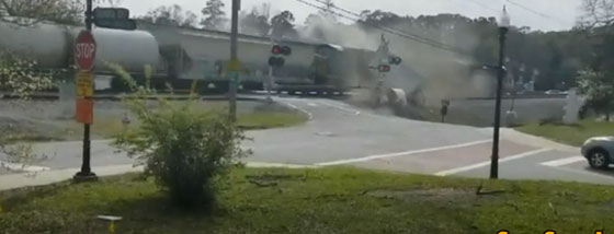 فيديو مروع: شاهدوا  لحظة اصطدام قطار بشاحنة في أمريكا صورة رقم 1