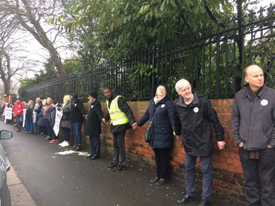 صور: كيف مر يوم (عقاب المسلمين) والدعوة لكراهيتهم في بريطانيا؟ صورة رقم 2