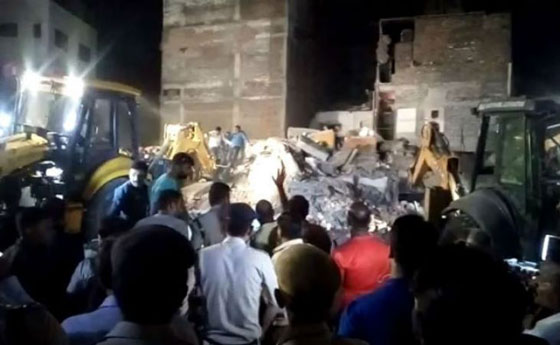 بالفيديو والصور: مقتل عشرة أشخاص في انهيار مبنى بالهند صورة رقم 7